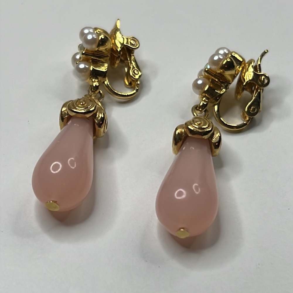 Vintage Crown Trifari Pink Teardrop Gold Tone Clip Earrings